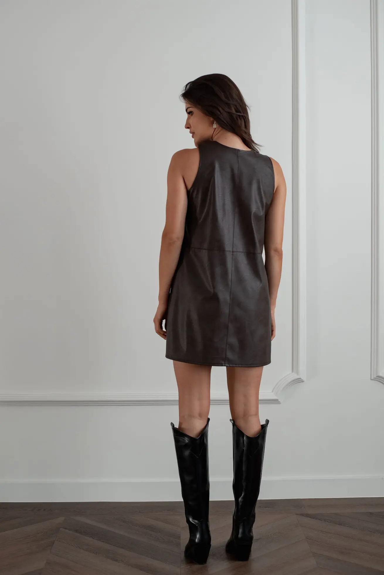 czekoladowa-brazowa-sukienka-skorzana-sara