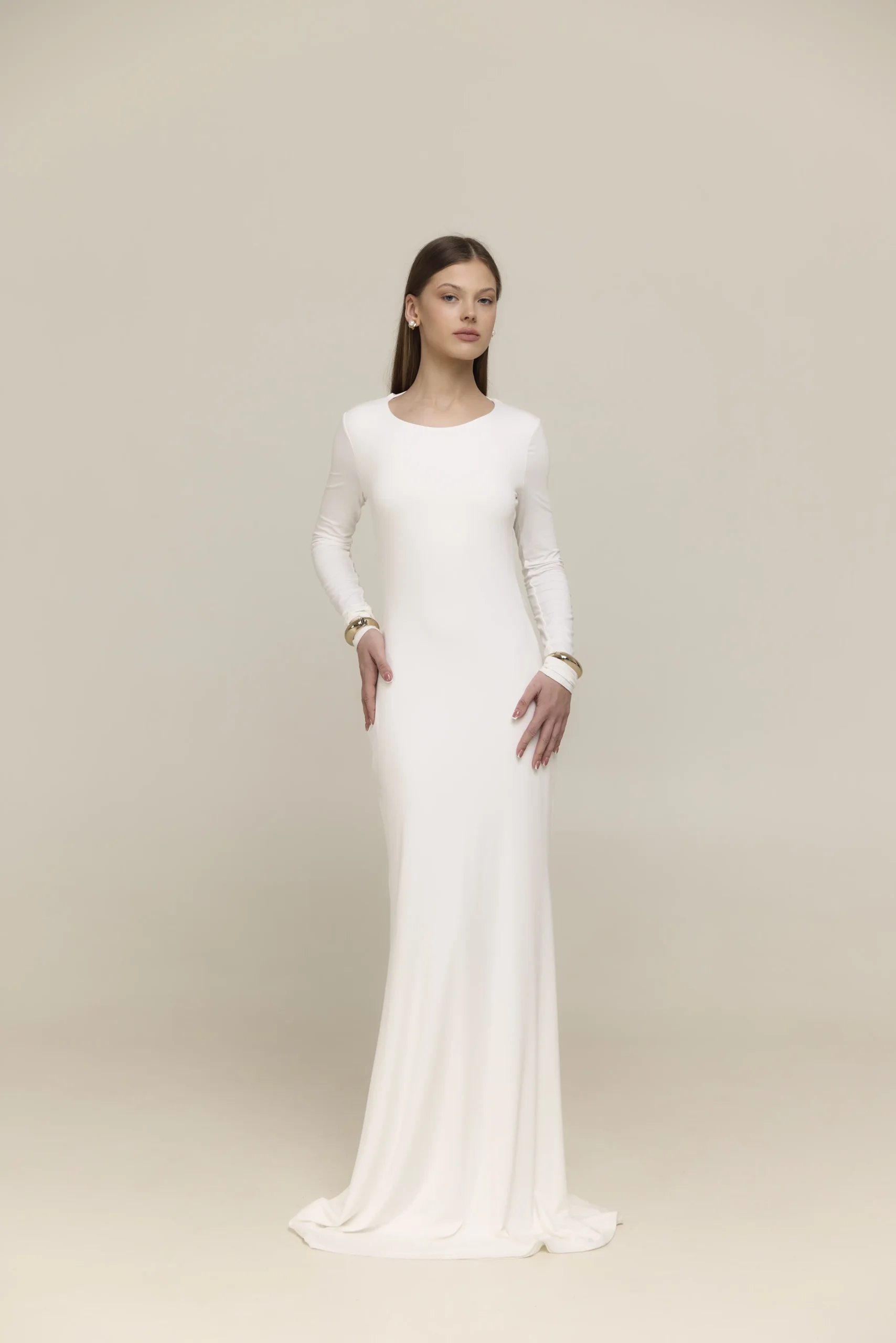 Sukienka-dluga-maxi-w-kolorze-kremowym-elegancka