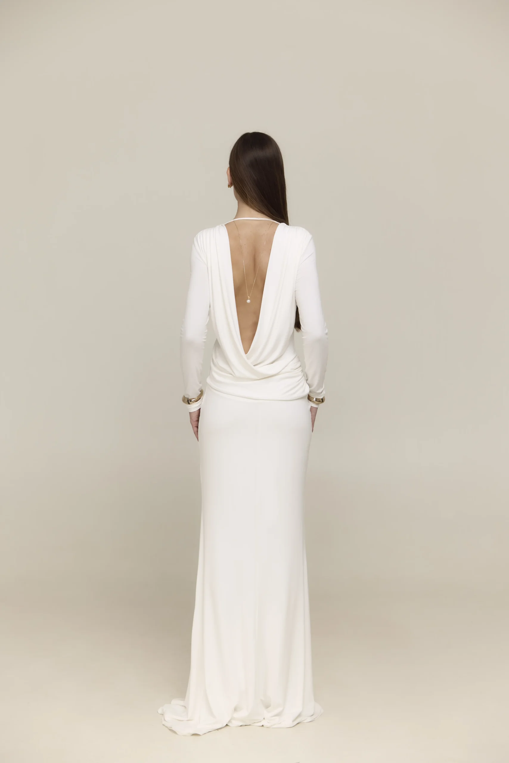 Sukienka-maxi-dluga-kremowo-biala-z-odkrytymi-plecami-z-tylu