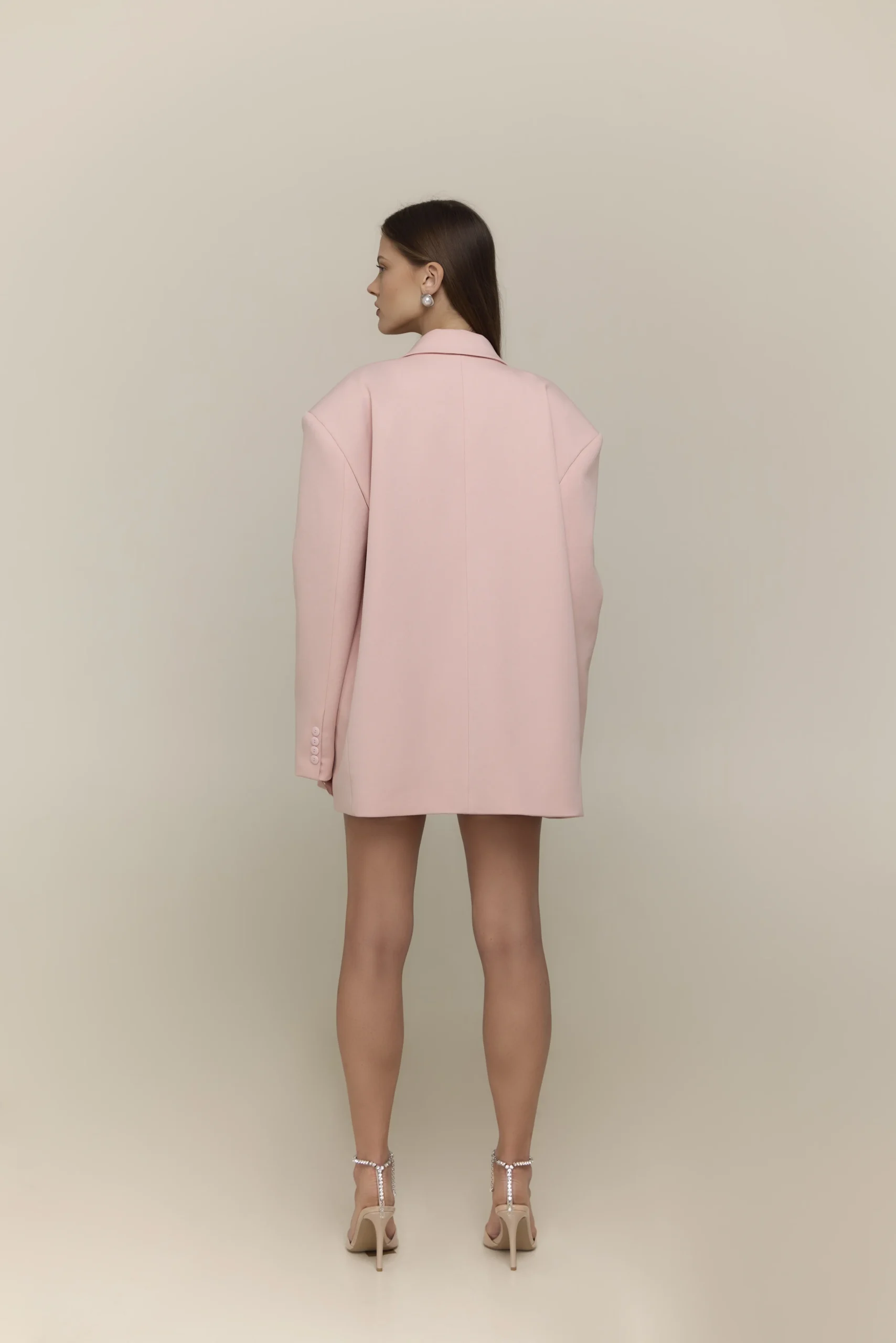 tyl-oversizowej-pudrowej-marynarki