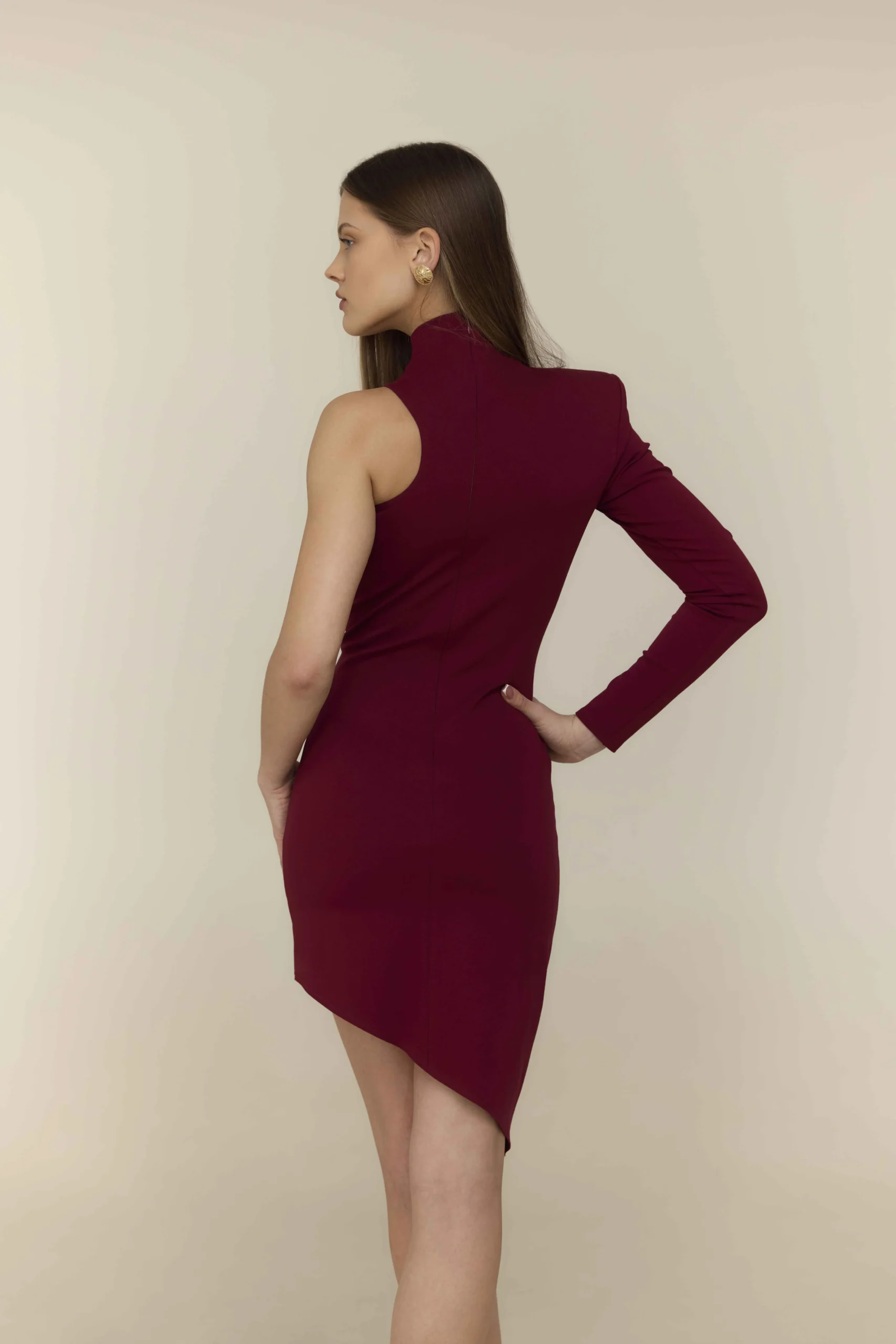Sukienka-mini-w-kolorze-bordowym-z-tylu-asymetryczna