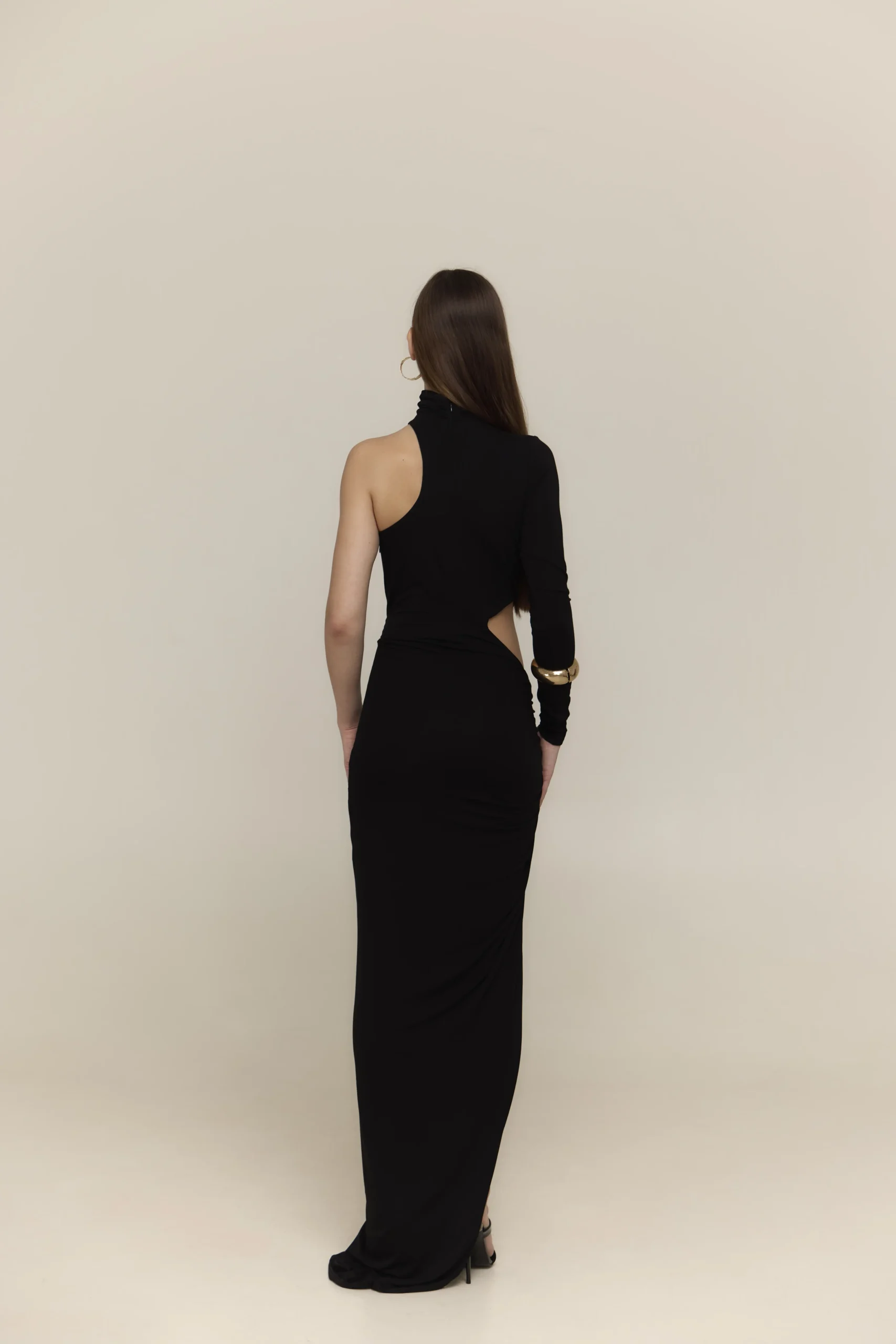 dluga-maxi-sukienka-elegancka-czarna-z-jednym-ramieniem-tyl